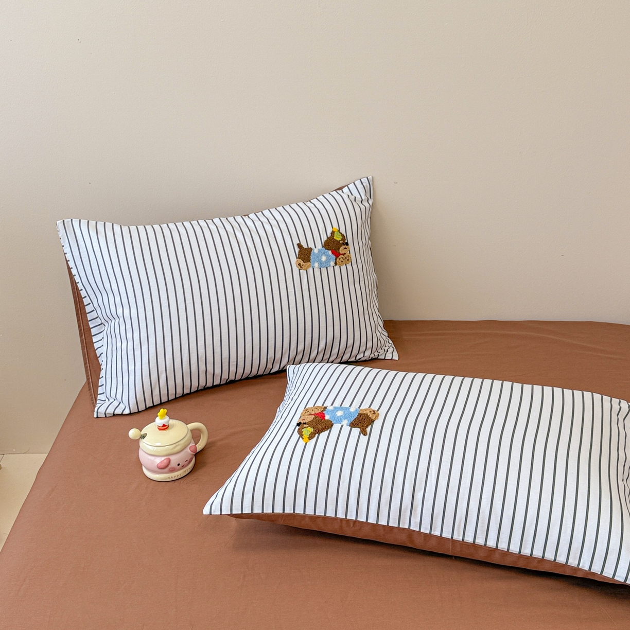 91家纺网 家纺一手货源 找家纺 呗旺鹿 2025新款全棉纯棉条纹毛巾绣卡通系列四件套 黑条纹-狗狗派对