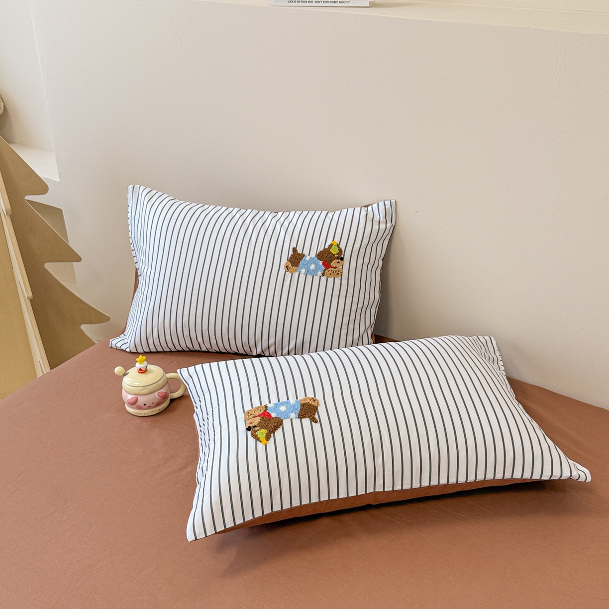 91家纺网 家纺一手货源 找家纺 呗旺鹿 2025新款全棉纯棉条纹毛巾绣卡通系列四件套 黑条纹-狗狗派对