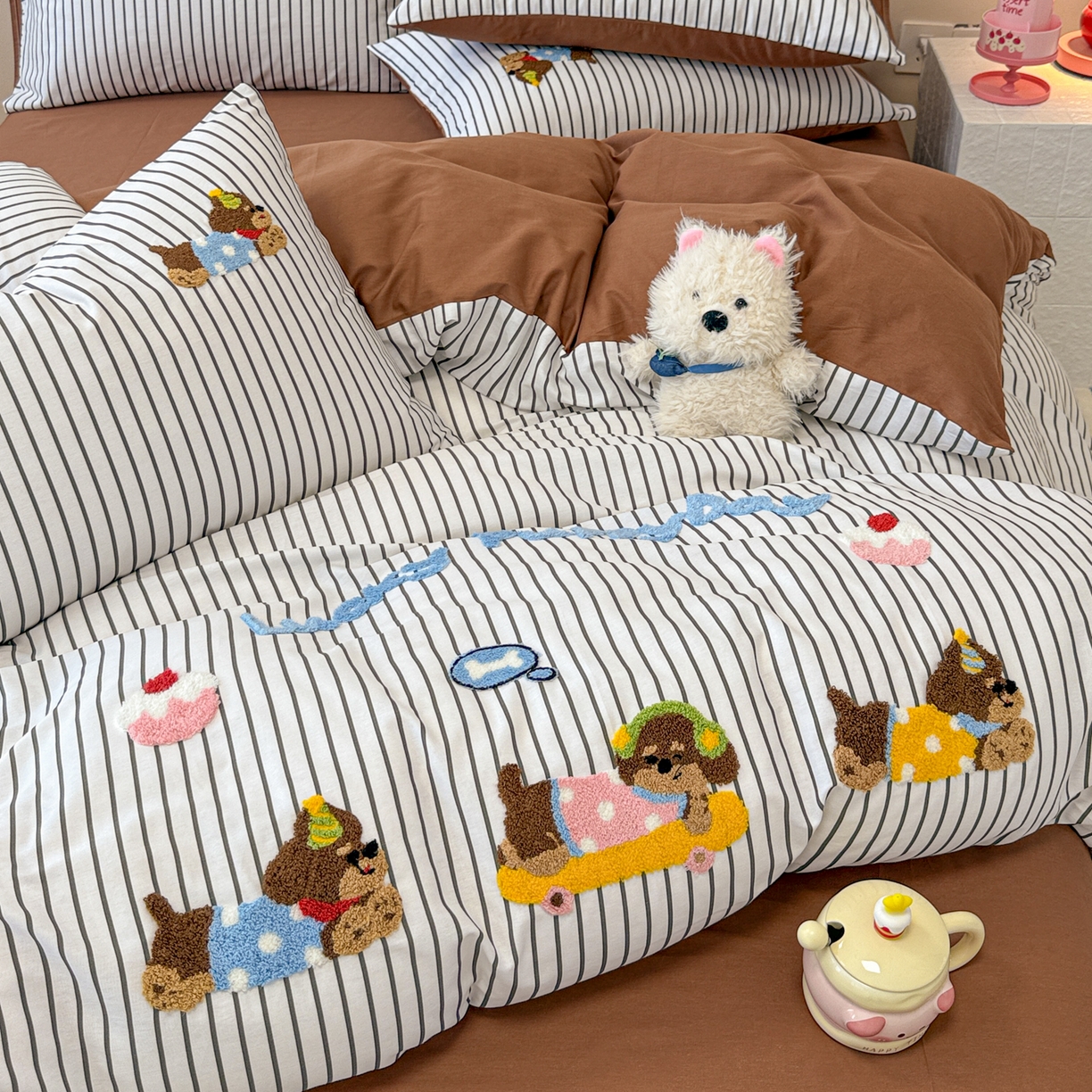 91家纺网 家纺一手货源 找家纺 呗旺鹿 2025新款全棉纯棉条纹毛巾绣卡通系列四件套 黑条纹-狗狗派对