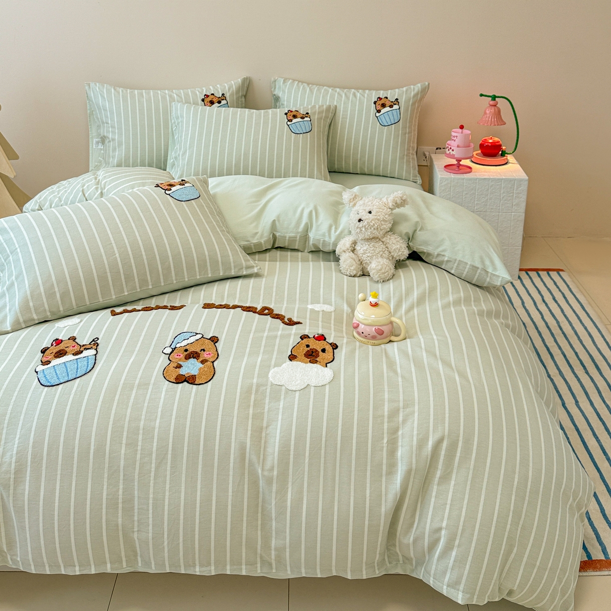 91家纺网 家纺一手货源 找家纺 呗旺鹿 2025新款全棉纯棉条纹毛巾绣卡通系列四件套 灰条纹-爱睡觉的卡皮