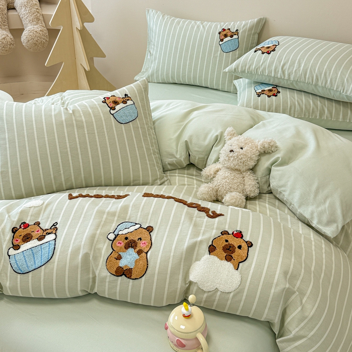 91家纺网 家纺一手货源 找家纺 呗旺鹿 2025新款全棉纯棉条纹毛巾绣卡通系列四件套 灰条纹-爱睡觉的卡皮