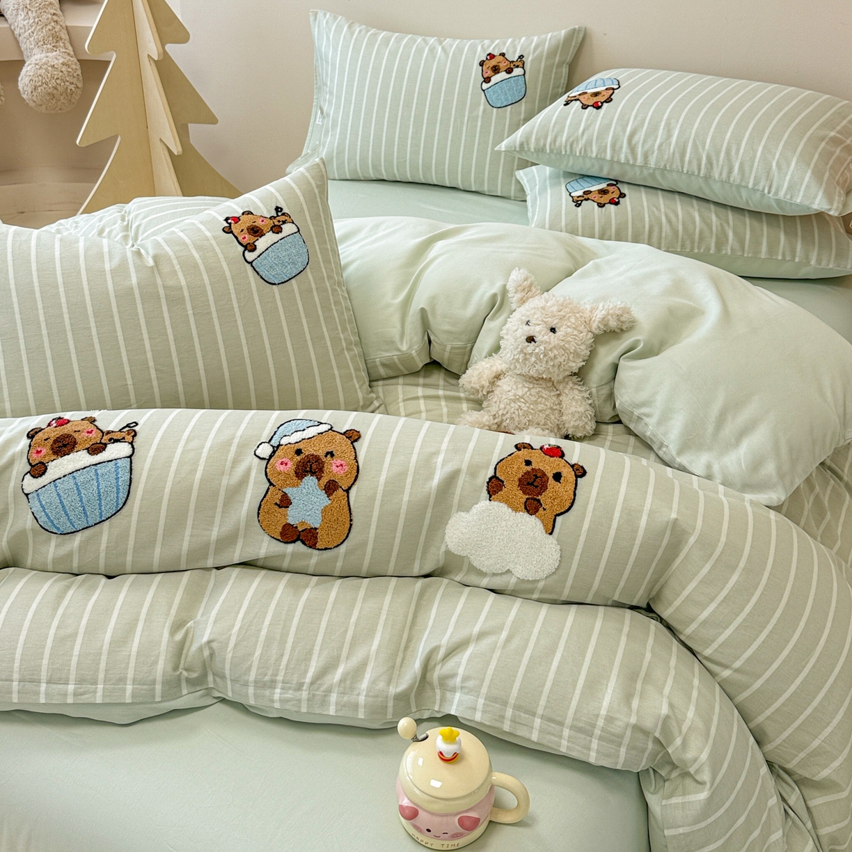 91家纺网 家纺一手货源 找家纺 呗旺鹿 2025新款全棉纯棉条纹毛巾绣卡通系列四件套 灰条纹-爱睡觉的卡皮