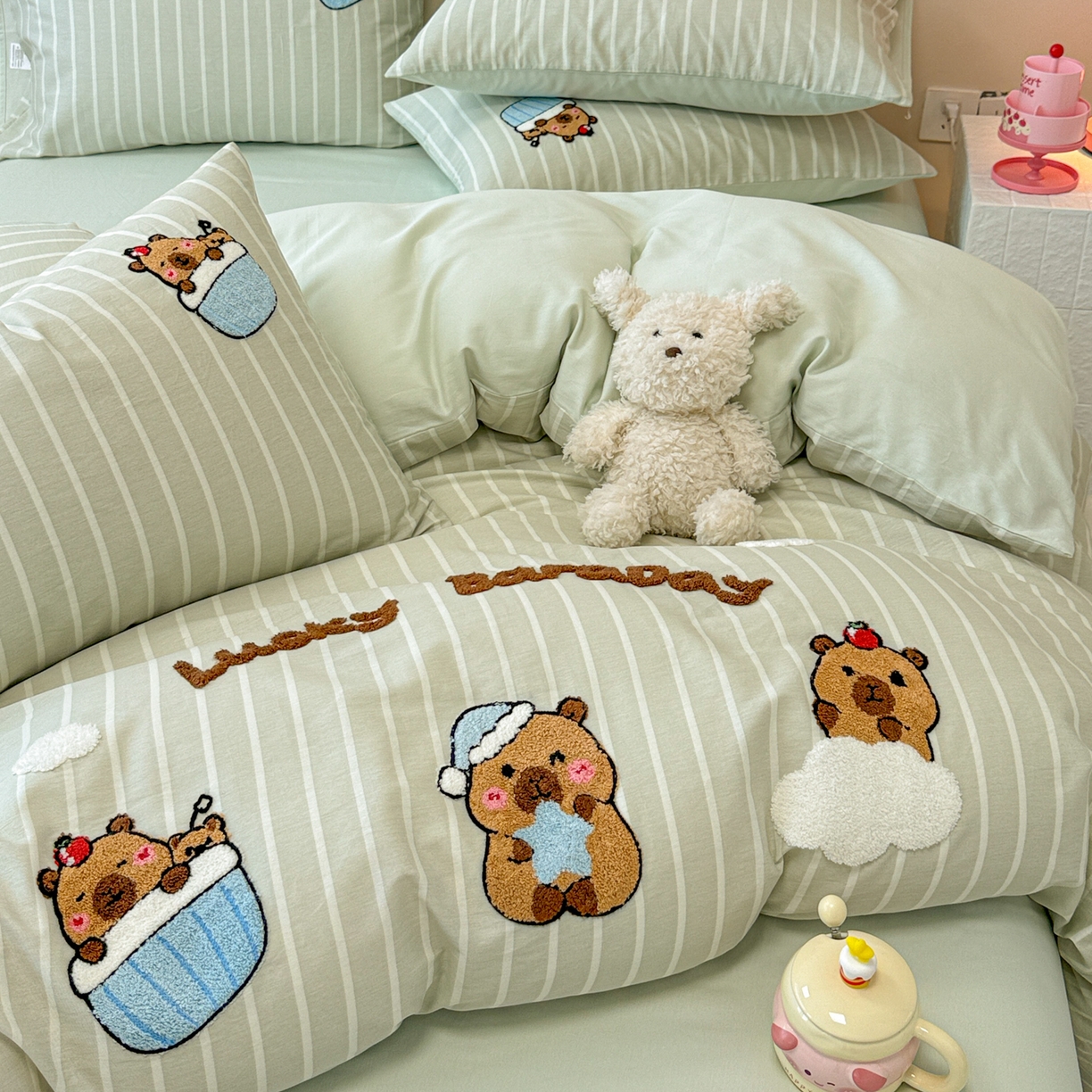 91家纺网 家纺一手货源 找家纺 呗旺鹿 2025新款全棉纯棉条纹毛巾绣卡通系列四件套 灰条纹-爱睡觉的卡皮