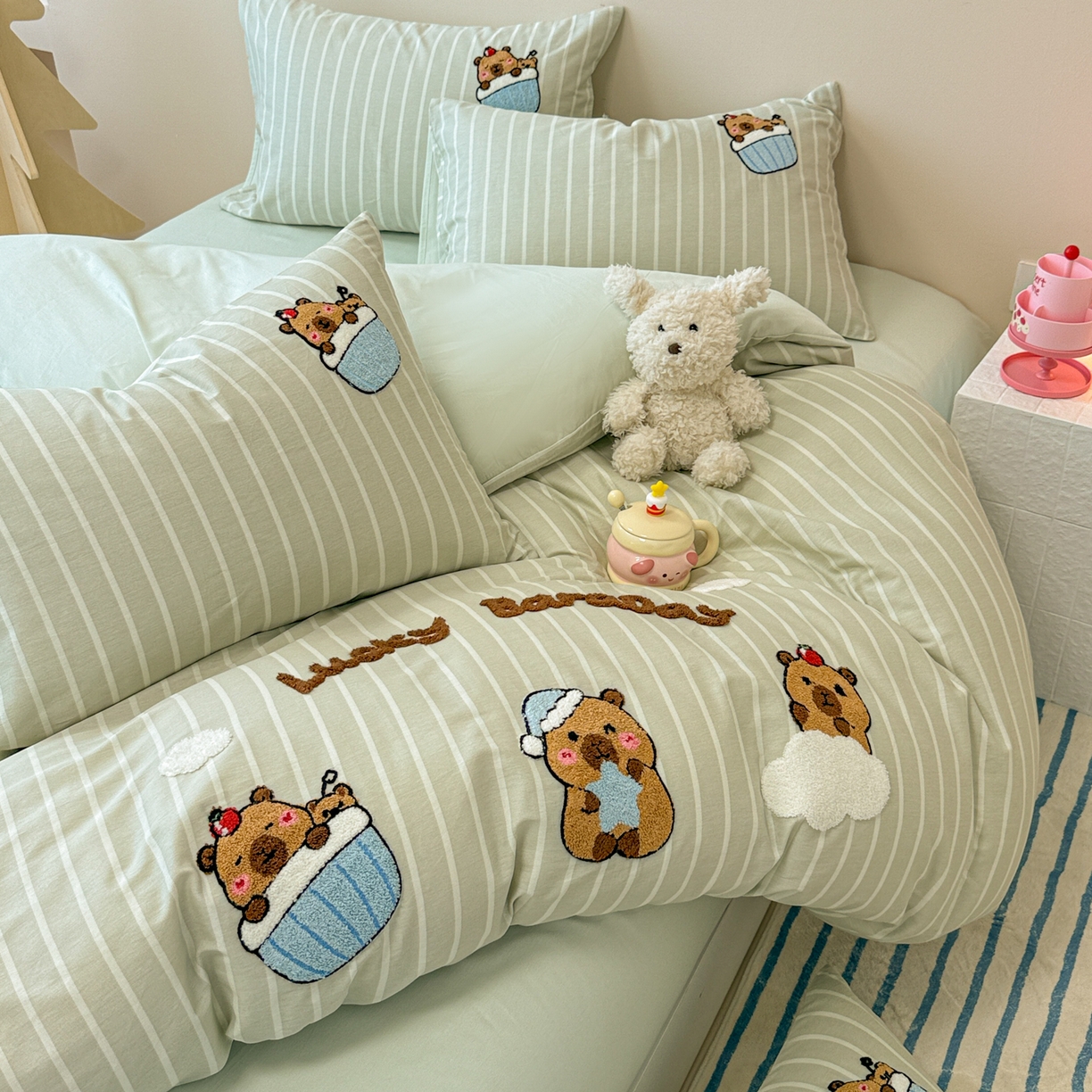 91家纺网 家纺一手货源 找家纺 呗旺鹿 2025新款全棉纯棉条纹毛巾绣卡通系列四件套 灰条纹-爱睡觉的卡皮