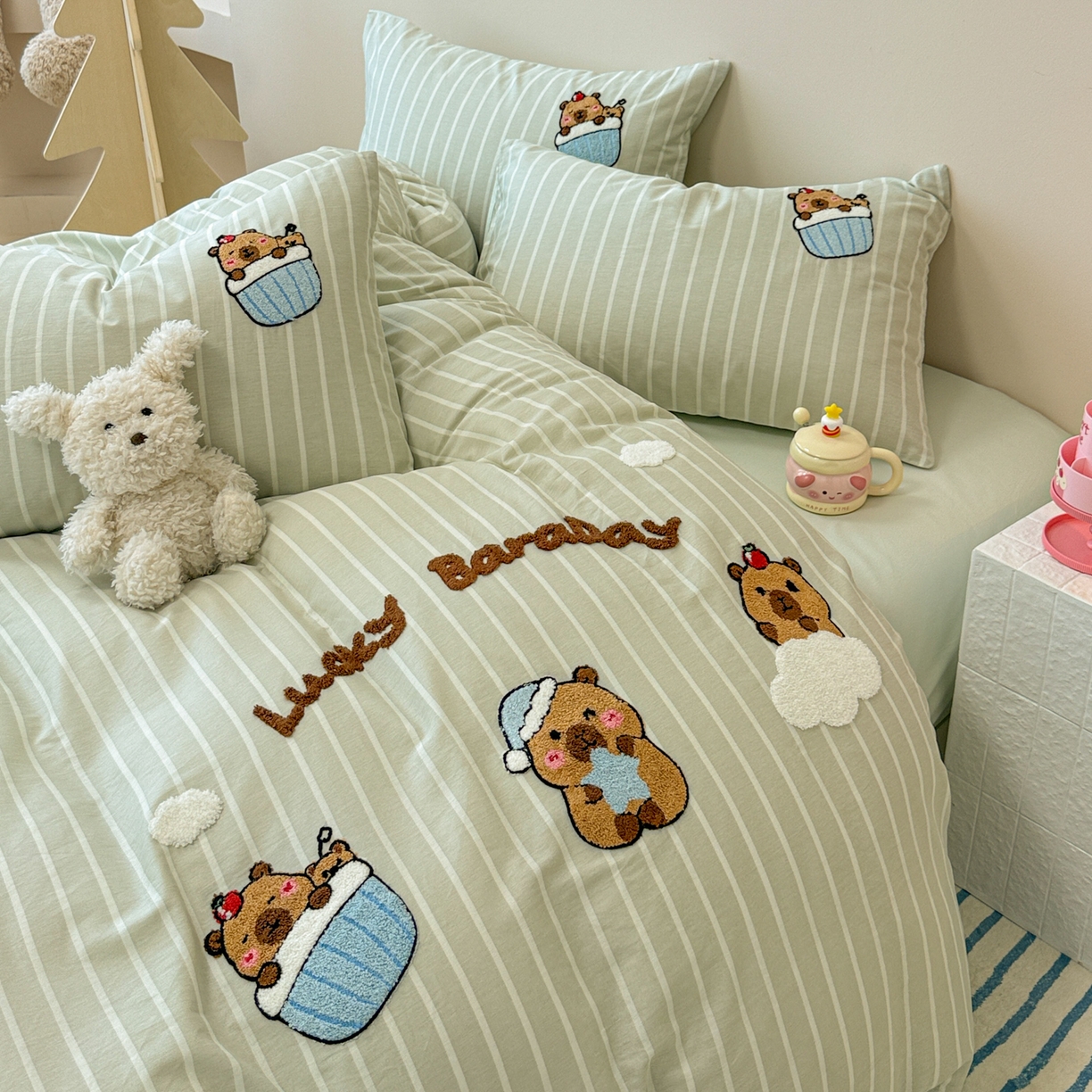 91家纺网 家纺一手货源 找家纺 呗旺鹿 2025新款全棉纯棉条纹毛巾绣卡通系列四件套 灰条纹-爱睡觉的卡皮