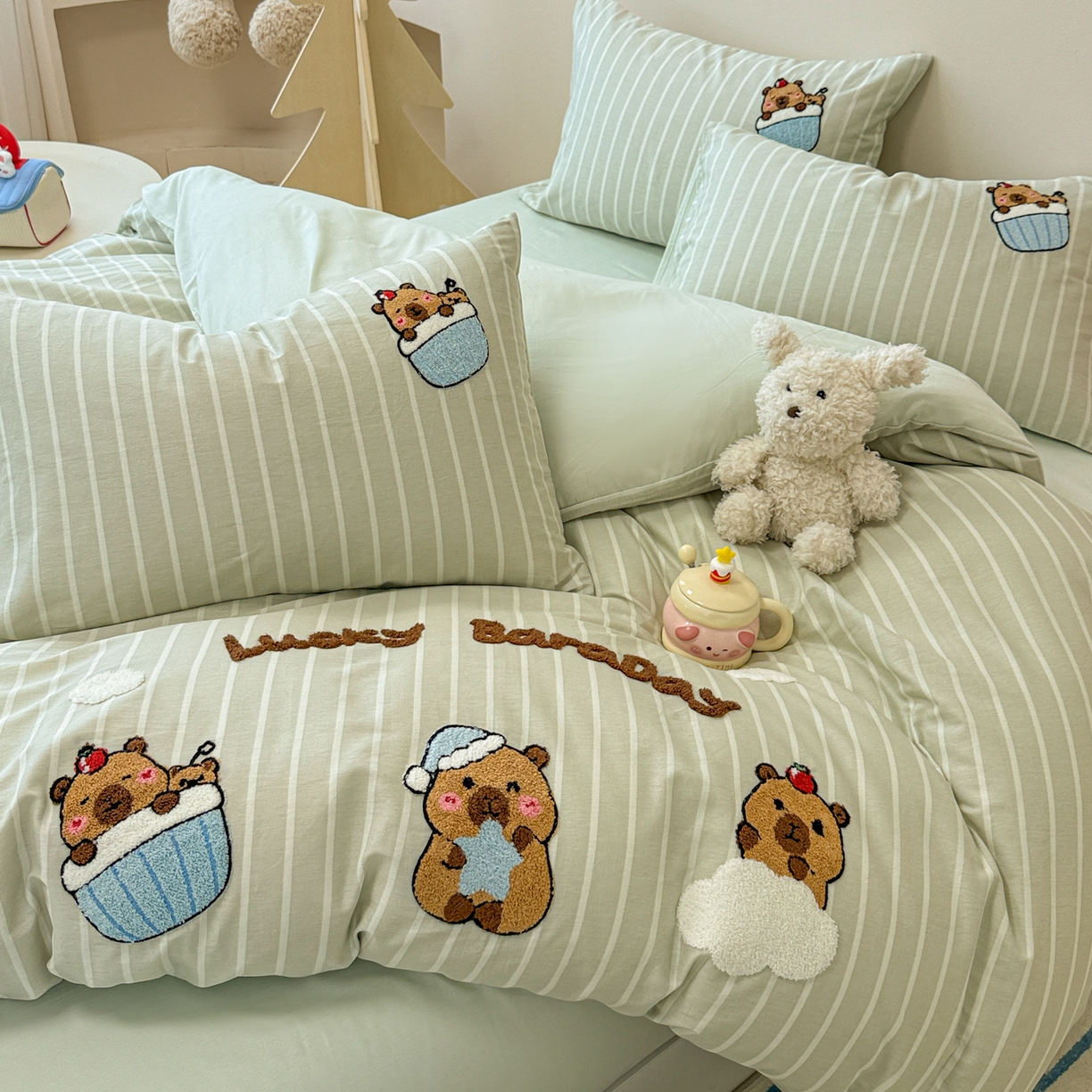 91家纺网 家纺一手货源 找家纺 呗旺鹿 2025新款全棉纯棉条纹毛巾绣卡通系列四件套 灰条纹-爱睡觉的卡皮