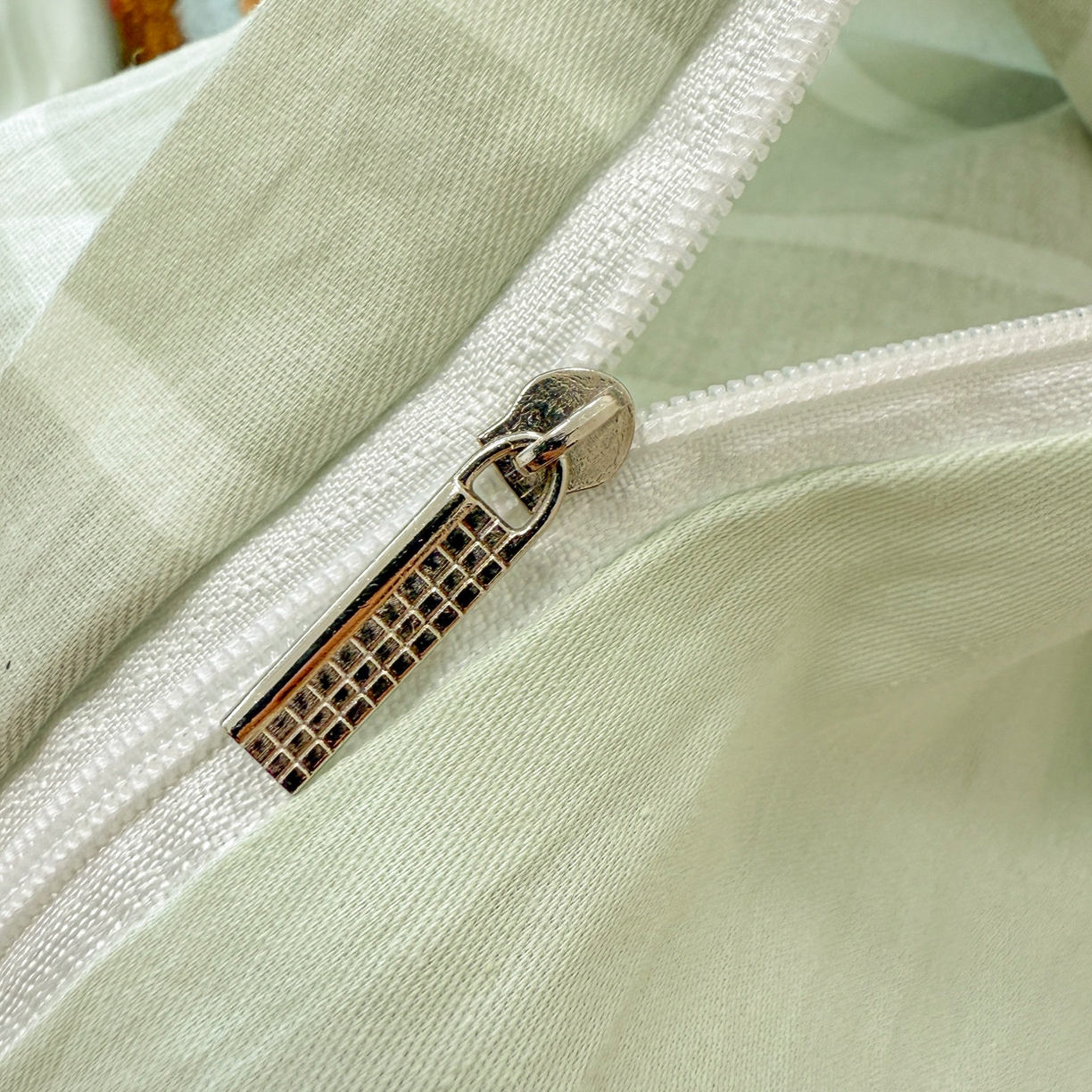 91家纺网 家纺一手货源 找家纺 呗旺鹿 2025新款全棉纯棉条纹毛巾绣卡通系列四件套 灰条纹-爱睡觉的卡皮