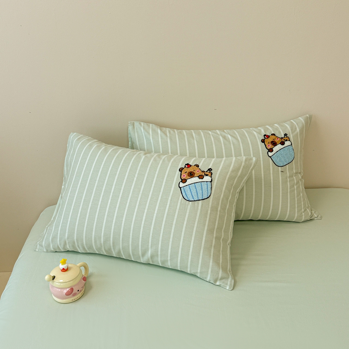 91家纺网 家纺一手货源 找家纺 呗旺鹿 2025新款全棉纯棉条纹毛巾绣卡通系列四件套 灰条纹-爱睡觉的卡皮