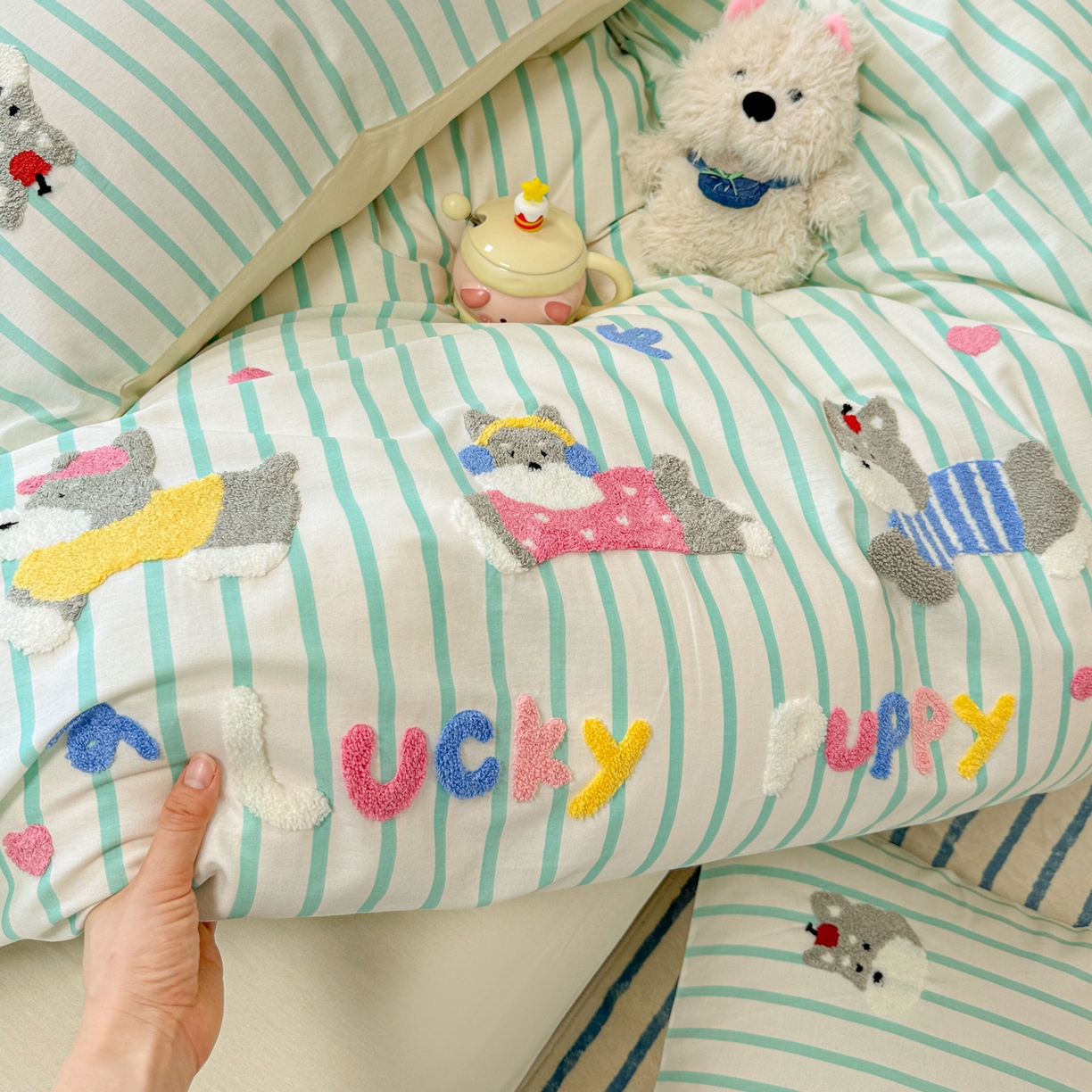 91家纺网 家纺一手货源 找家纺 呗旺鹿 2025新款全棉纯棉条纹毛巾绣卡通系列四件套 蓝条纹-奔跑的雪纳瑞