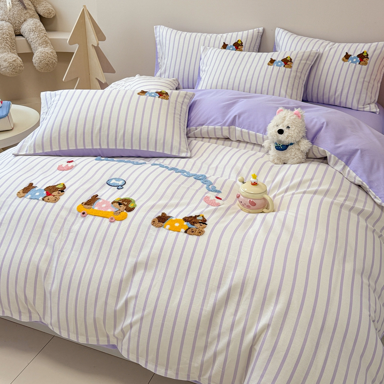 91家纺网 家纺一手货源 找家纺 呗旺鹿 2025新款全棉纯棉条纹毛巾绣卡通系列四件套 紫条纹-狗狗派对