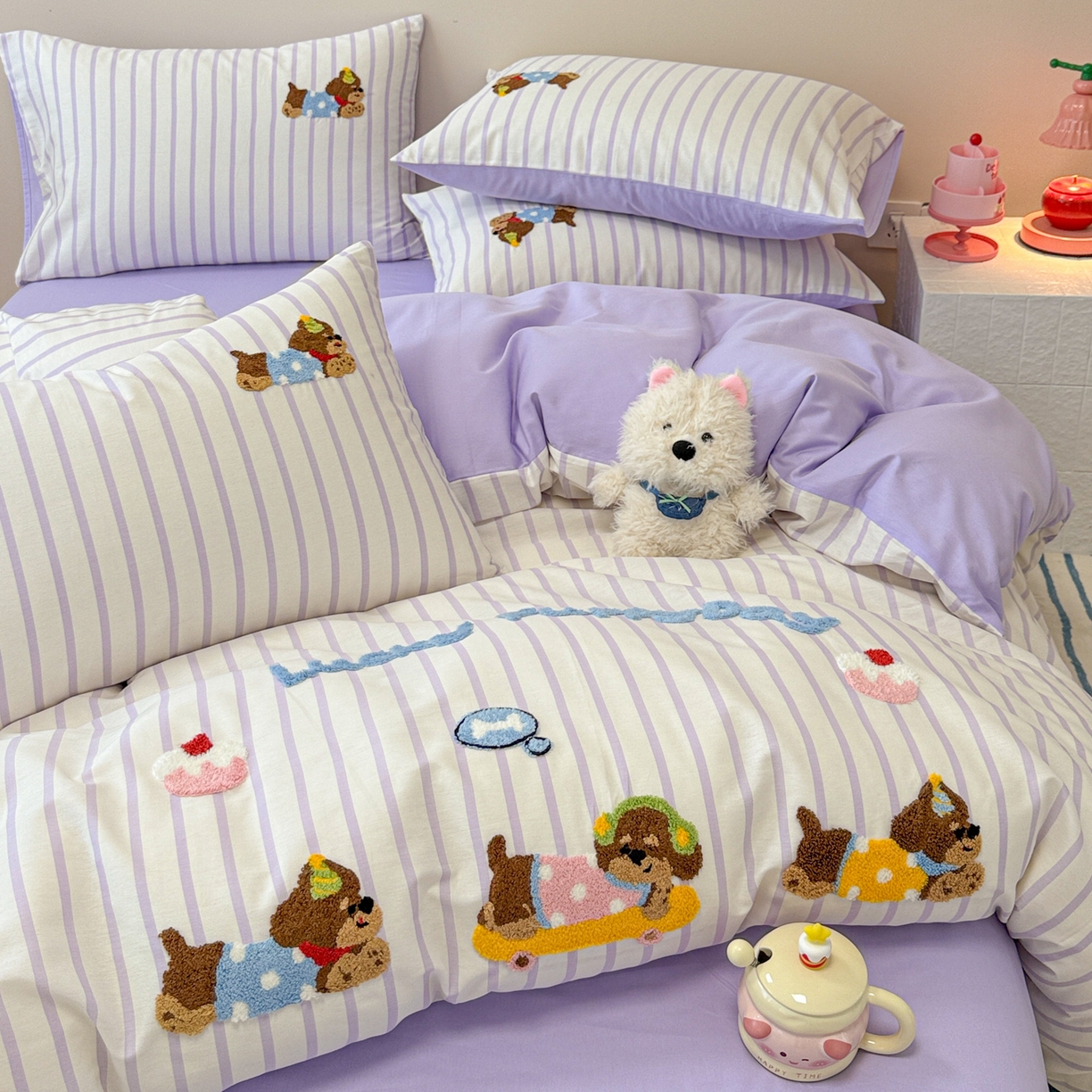 91家纺网 家纺一手货源 找家纺 呗旺鹿 2025新款全棉纯棉条纹毛巾绣卡通系列四件套 紫条纹-狗狗派对