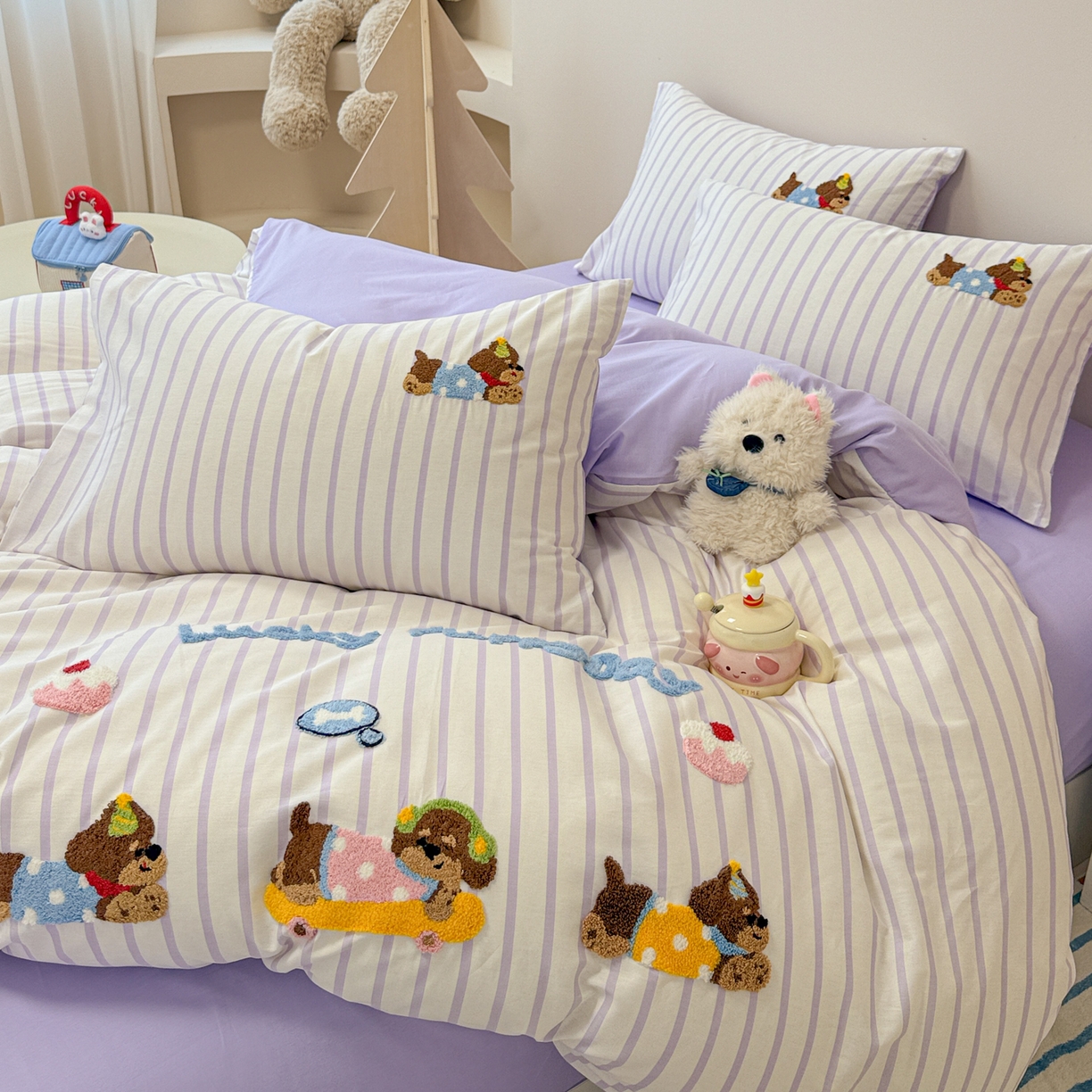 91家纺网 家纺一手货源 找家纺 呗旺鹿 2025新款全棉纯棉条纹毛巾绣卡通系列四件套 紫条纹-狗狗派对