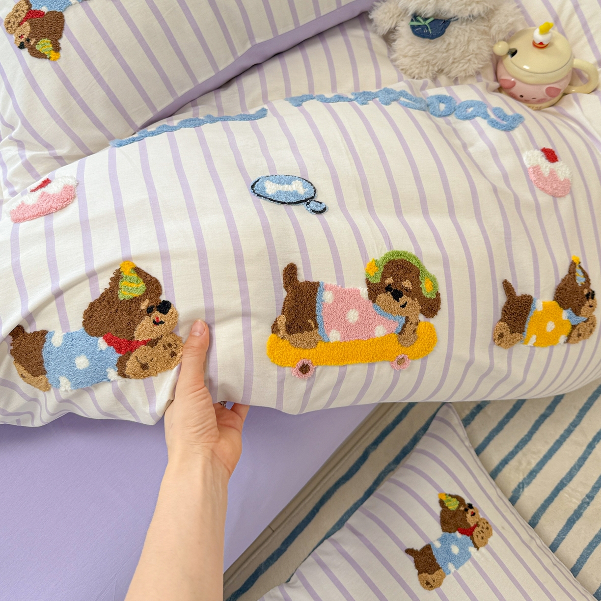 91家纺网 家纺一手货源 找家纺 呗旺鹿 2025新款全棉纯棉条纹毛巾绣卡通系列四件套 紫条纹-狗狗派对