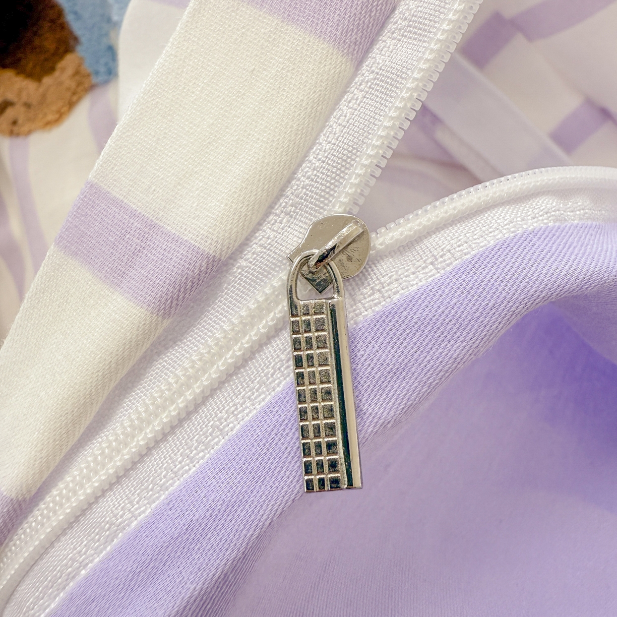 91家纺网 家纺一手货源 找家纺 呗旺鹿 2025新款全棉纯棉条纹毛巾绣卡通系列四件套 紫条纹-狗狗派对