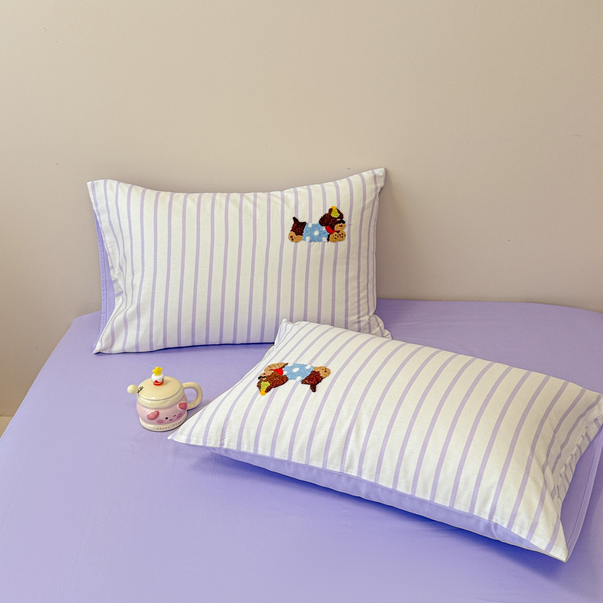 91家纺网 家纺一手货源 找家纺 呗旺鹿 2025新款全棉纯棉条纹毛巾绣卡通系列四件套 紫条纹-狗狗派对