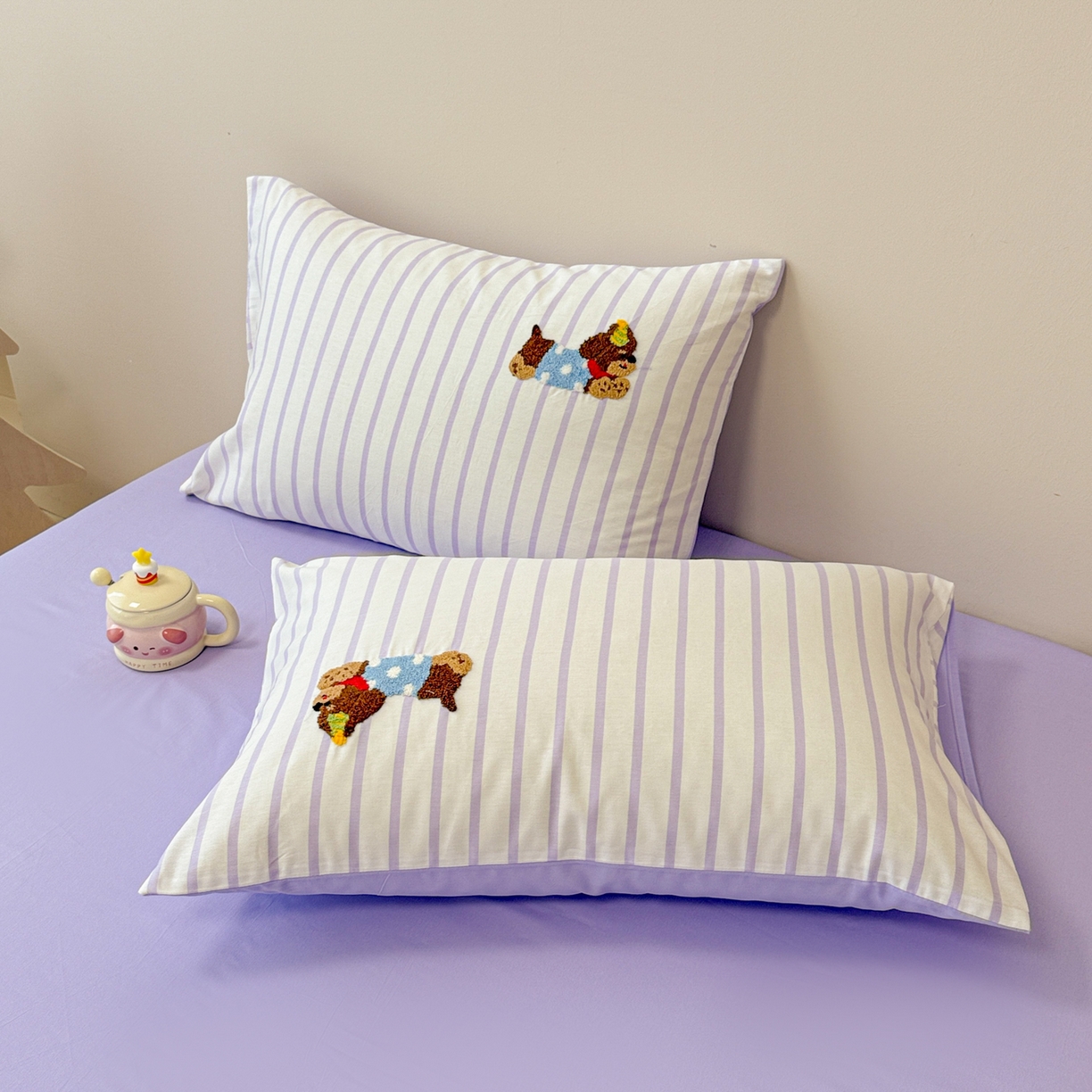 91家纺网 家纺一手货源 找家纺 呗旺鹿 2025新款全棉纯棉条纹毛巾绣卡通系列四件套 紫条纹-狗狗派对