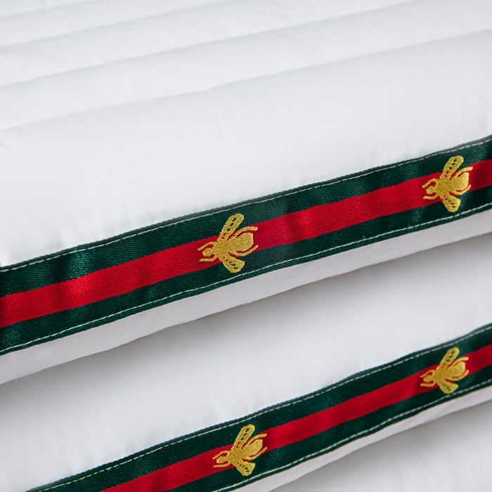 91家纺网 家纺一手货源 找家纺 圣之寐   2025新款全棉中国风纤柔低度枕头枕芯 蜜蜂低枕白色48*74高度6厘米左右