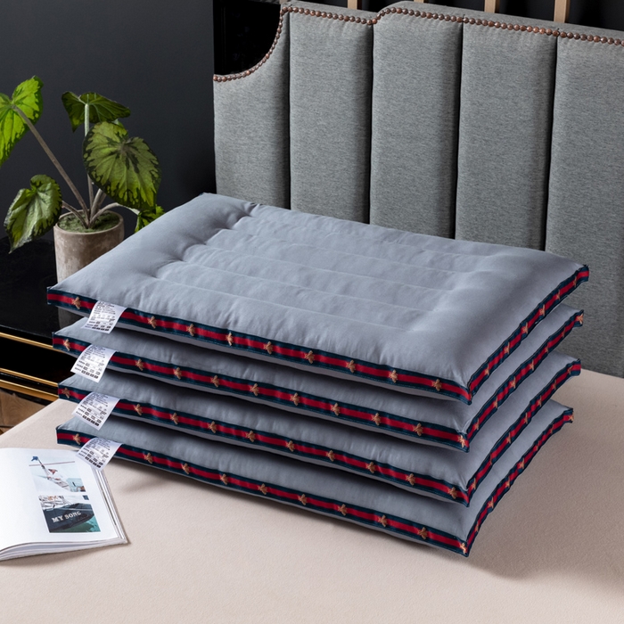 91家纺网 家纺一手货源 找家纺 圣之寐   2025新款全棉中国风纤柔低度枕头枕芯 蜜蜂低枕灰色48*74高度6厘米左右