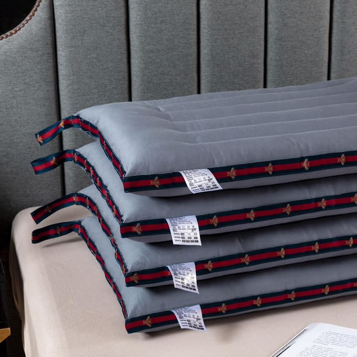 91家纺网 家纺一手货源 找家纺 圣之寐   2025新款全棉中国风纤柔低度枕头枕芯 蜜蜂低枕灰色48*74高度6厘米左右