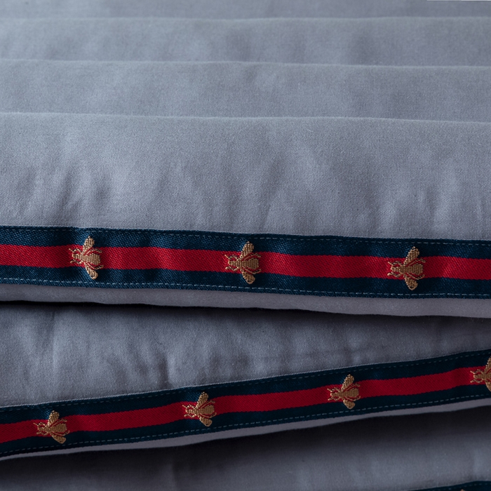 91家纺网 家纺一手货源 找家纺 圣之寐   2025新款全棉中国风纤柔低度枕头枕芯 蜜蜂低枕灰色48*74高度6厘米左右