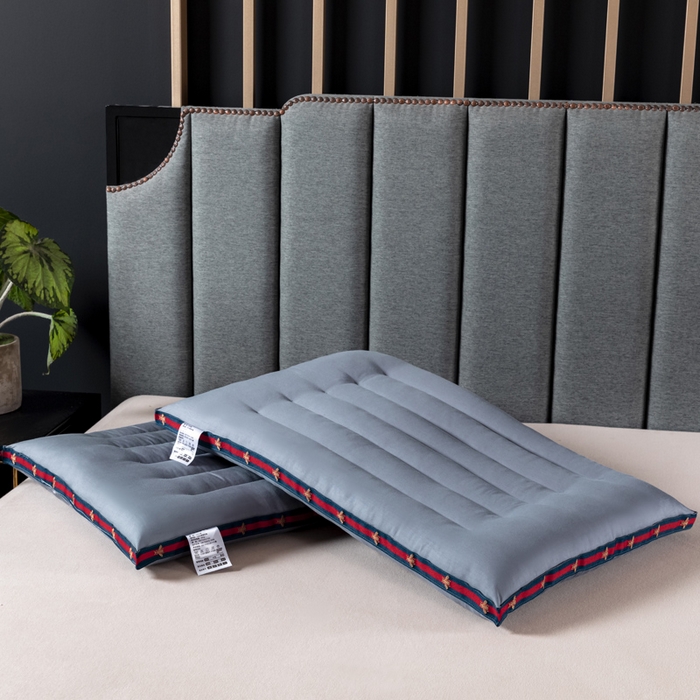 91家纺网 家纺一手货源 找家纺 圣之寐   2025新款全棉中国风纤柔低度枕头枕芯 蜜蜂低枕灰色48*74高度6厘米左右