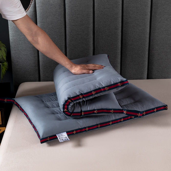 91家纺网 家纺一手货源 找家纺 圣之寐   2025新款全棉中国风纤柔低度枕头枕芯 蜜蜂低枕灰色48*74高度6厘米左右