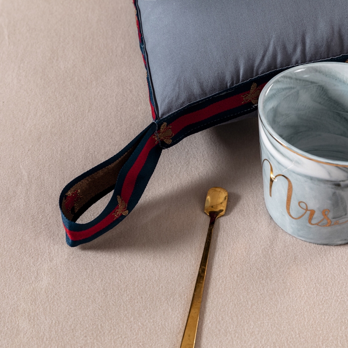 91家纺网 家纺一手货源 找家纺 圣之寐   2025新款全棉中国风纤柔低度枕头枕芯 蜜蜂低枕灰色48*74高度6厘米左右