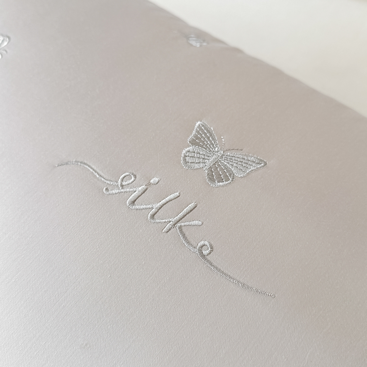 91家纺网 家纺一手货源 找家纺 橘夏家纺 2025新款莱赛尔天丝羽丝绒枕枕头枕芯 莱赛尔天丝枕-灰 48x74cm/只