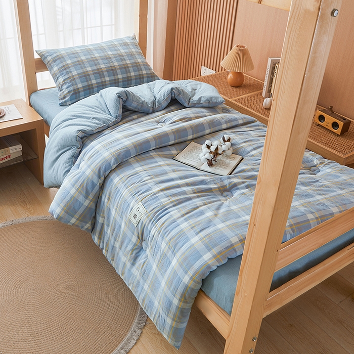 91家纺网 家纺一手货源 找家纺 熙宴家纺 2025新款无印风100%新疆棉花被学生床被子被芯 简兮蓝