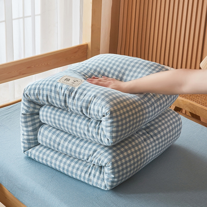 91家纺网 家纺一手货源 找家纺 熙宴家纺 2025新款无印风100%新疆棉花被学生床被子被芯 蓝小格