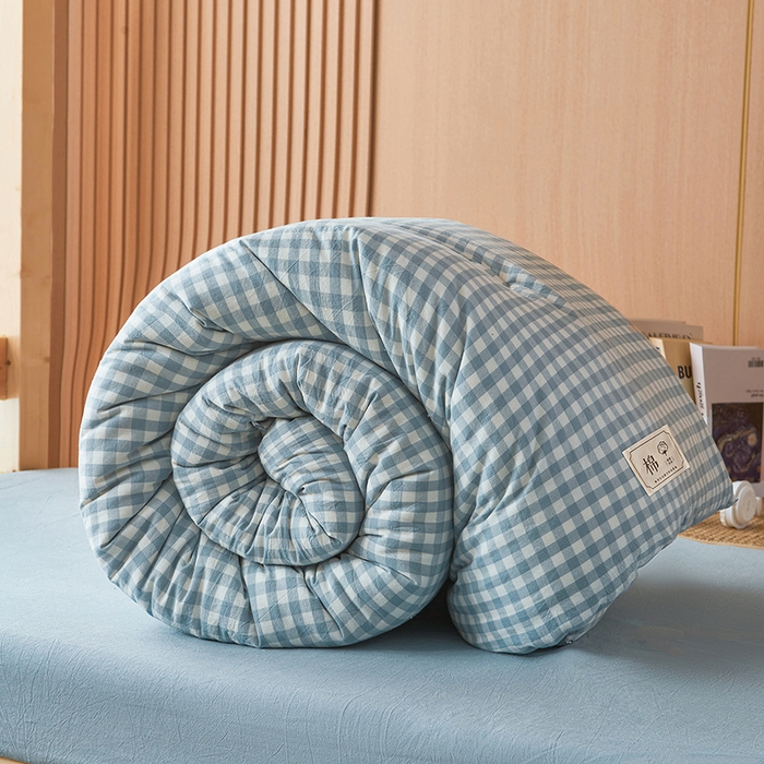 91家纺网 家纺一手货源 找家纺 熙宴家纺 2025新款无印风100%新疆棉花被学生床被子被芯 蓝小格