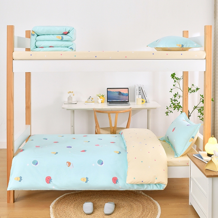 91家纺网 家纺一手货源 找家纺 乐旗家纺 2025新款全棉13372印花学生上下铺套件宿舍三件套 清新草莓