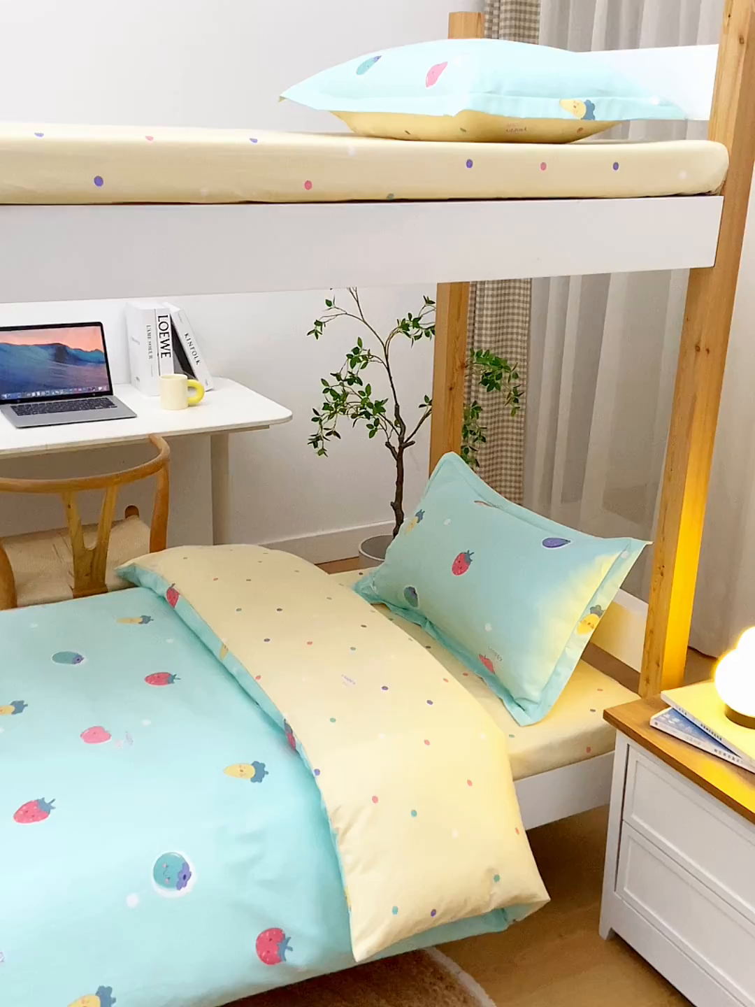 91家纺网 家纺一手货源 找家纺 乐旗家纺 2025新款全棉13372印花学生上下铺套件宿舍三件套 清新草莓