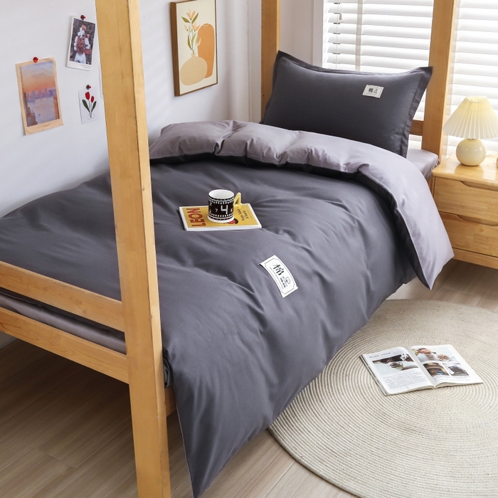 91家纺网 家纺一手货源 找家纺 乐旗家纺 2025新款全棉13372印花学生上下铺套件宿舍三件套 深灰+浅灰