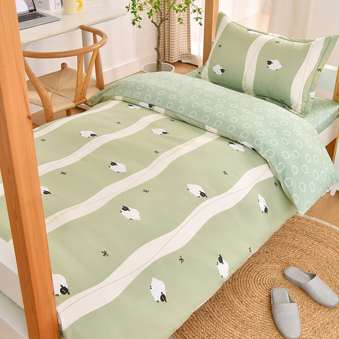 91家纺网 家纺一手货源 找家纺 乐旗家纺 2025新款全棉13372印花学生上下铺套件宿舍三件套 羊羊羊-绿