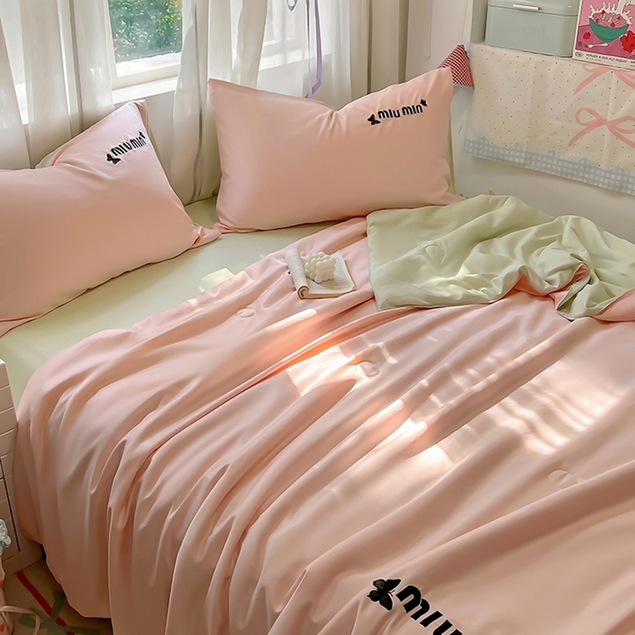 91家纺网 家纺一手货源 找家纺 花伞家居 2025新款刺绣高级感水洗真丝夏被四件套含买家秀 字母蝴蝶-浅玉+豆绿