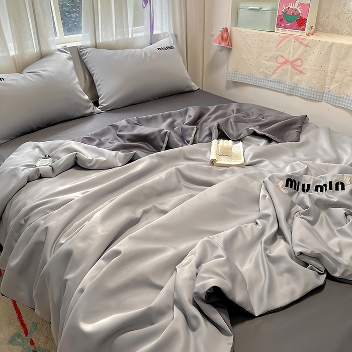 91家纺网 家纺一手货源 找家纺 花伞家居 2025新款刺绣高级感水洗真丝夏被四件套含买家秀 字母蝴蝶-浅灰+高级灰