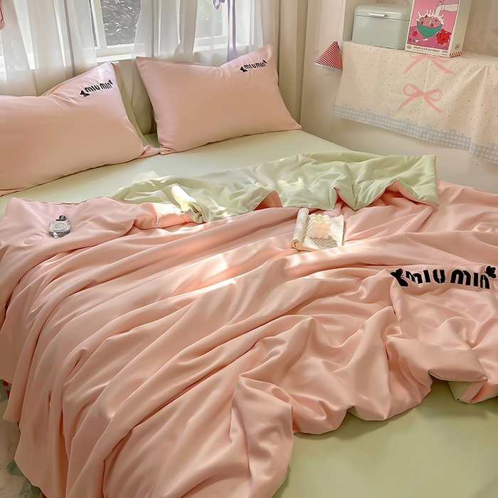 91家纺网 家纺一手货源 找家纺 花伞家居 2025新款刺绣高级感水洗真丝夏被四件套含买家秀 字母蝴蝶-浅玉+豆绿