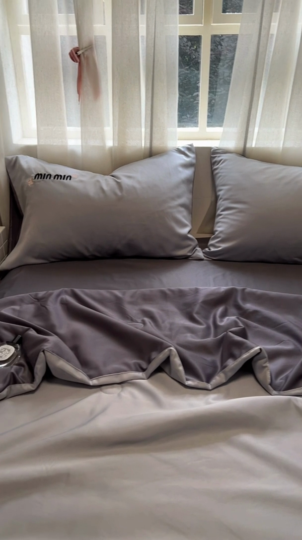 91家纺网 家纺一手货源 找家纺 花伞家居 2025新款刺绣高级感水洗真丝夏被四件套含买家秀 字母蝴蝶-浅灰+高级灰