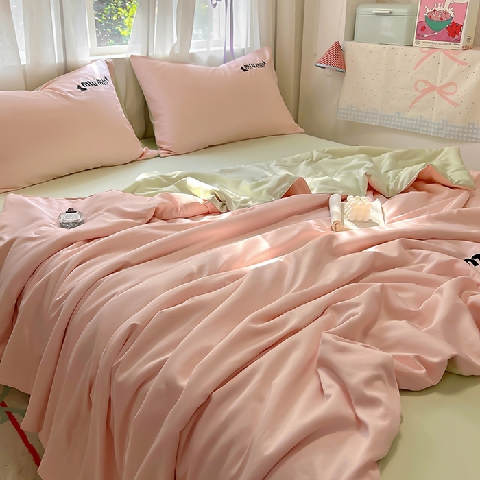 91家纺网 家纺一手货源 找家纺 花伞家居 2025新款刺绣高级感水洗真丝夏被四件套含买家秀 字母蝴蝶-浅玉+豆绿