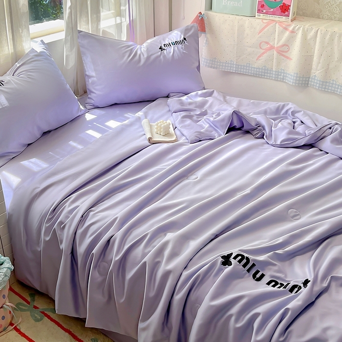 91家纺网 家纺一手货源 找家纺 花伞家居 2025新款刺绣高级感水洗真丝夏被四件套含买家秀 字母蝴蝶-星黛紫