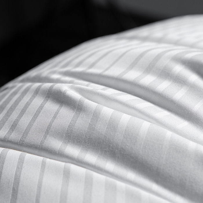 91家纺网 家纺一手货源 找家纺 蝶飞舞 2025新款五星酒店全棉缎条鹅毛枕头枕芯 银灰 1200g