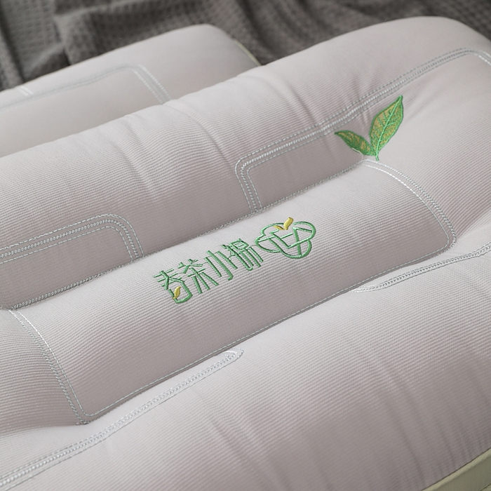 91家纺网 家纺一手货源 找家纺 蝶飞舞 2025新款春茶小锦亲肤舒睡枕头枕芯 灰色保健枕 48*74cm