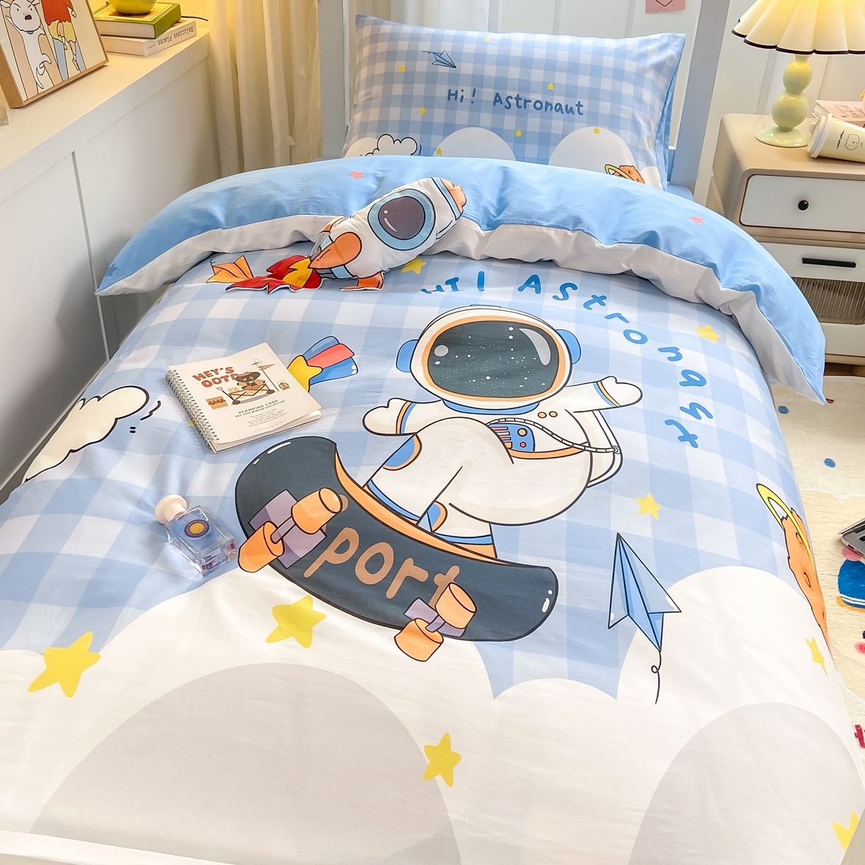 91家纺网 家纺一手货源 找家纺 博雅 2025新款全棉纯棉学生宿舍上下铺六件套-宇航员系列 滑板宇航员