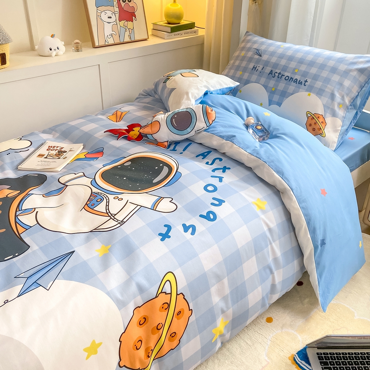 91家纺网 家纺一手货源 找家纺 博雅 2025新款全棉纯棉学生宿舍上下铺六件套-宇航员系列 滑板宇航员