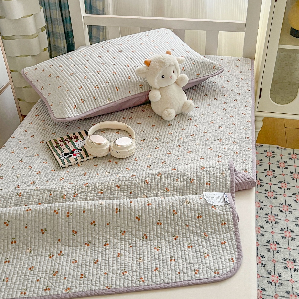 91家纺网 家纺一手货源 找家纺 沐纯家居 2025新款学生款双面纯棉棉花床盖三件套 小樱桃