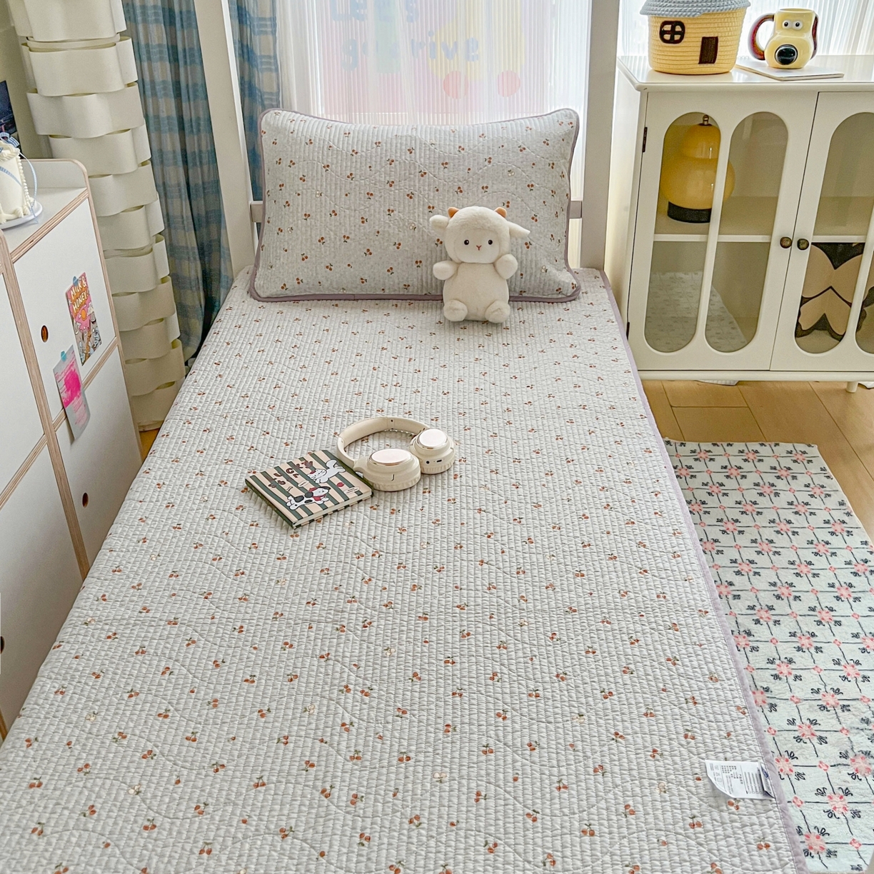 91家纺网 家纺一手货源 找家纺 沐纯家居 2025新款学生款双面纯棉棉花床盖三件套 小樱桃