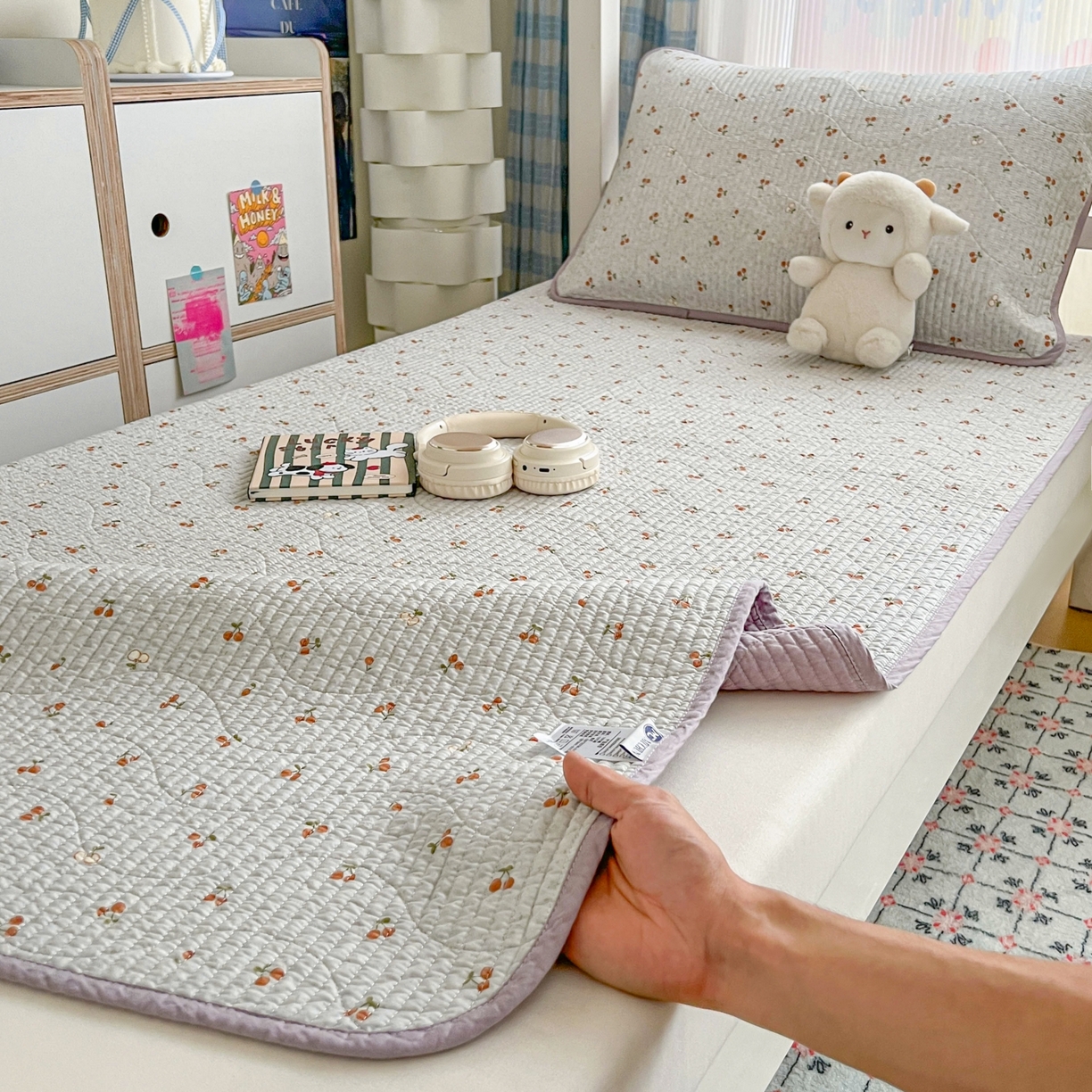 91家纺网 家纺一手货源 找家纺 沐纯家居 2025新款学生款双面纯棉棉花床盖三件套 小樱桃