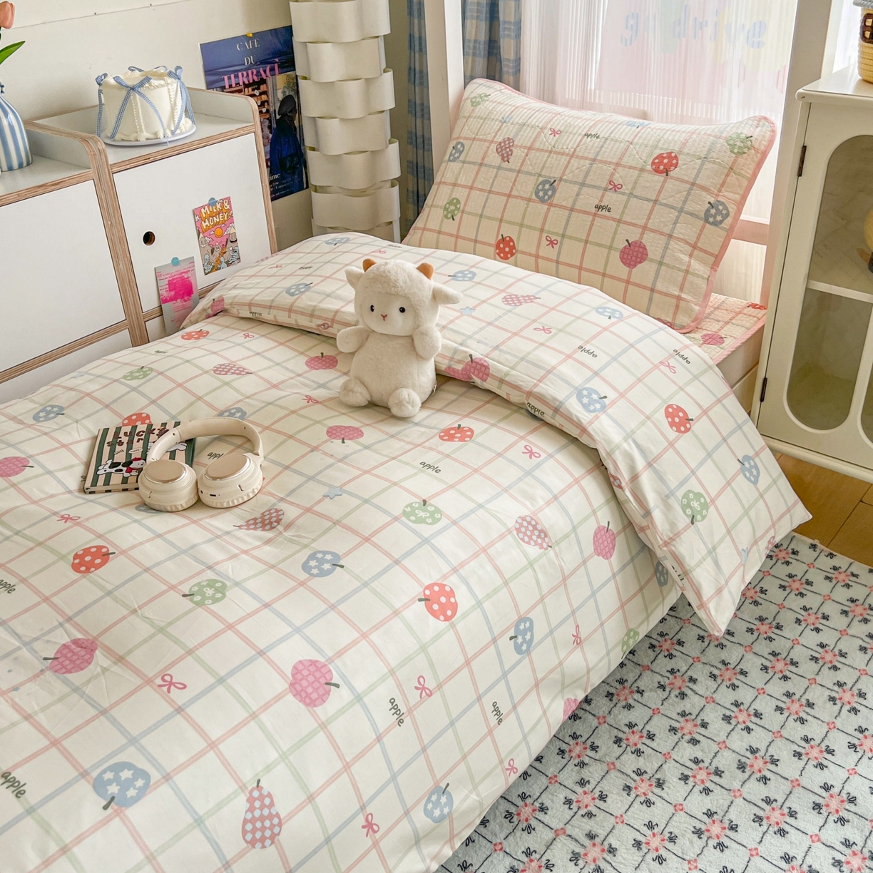 91家纺网 家纺一手货源 找家纺 沐纯家居 2025新款学生款双面纯棉棉花床盖三件套 苹果派