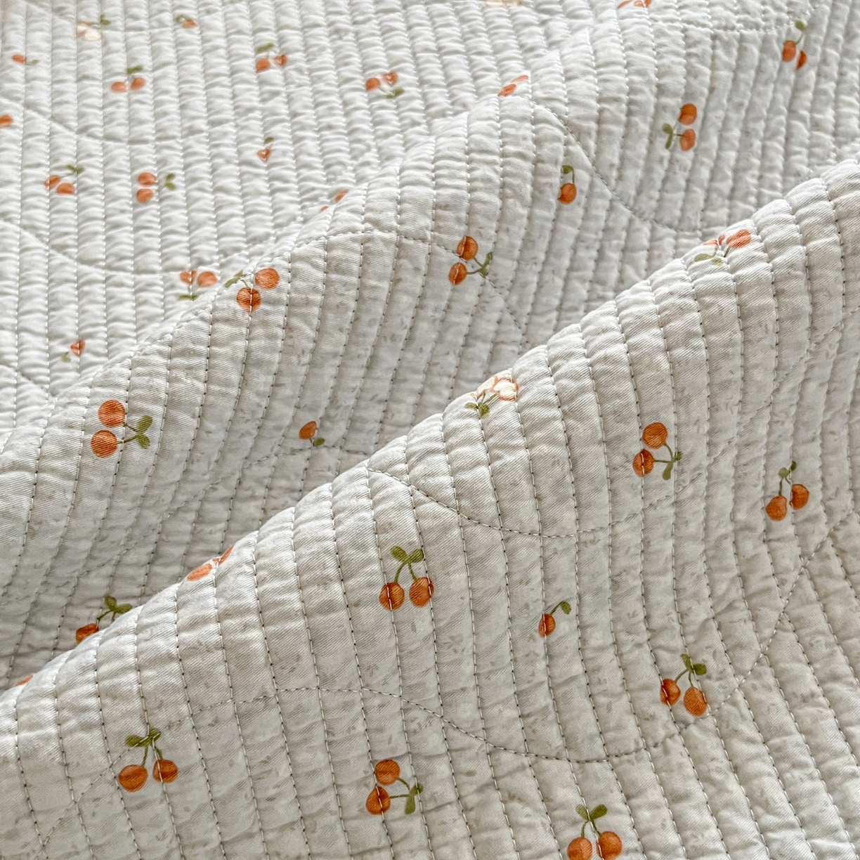 91家纺网 家纺一手货源 找家纺 沐纯家居 2025新款学生款双面纯棉棉花床盖三件套 小樱桃